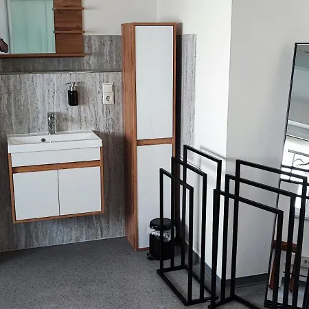 Apartament - Loft - Mit 123qm Bei Wuerzburg Mit Eigenen Gratis Parkplatz Terasse Grill Wlan - Nur Einzelbetten